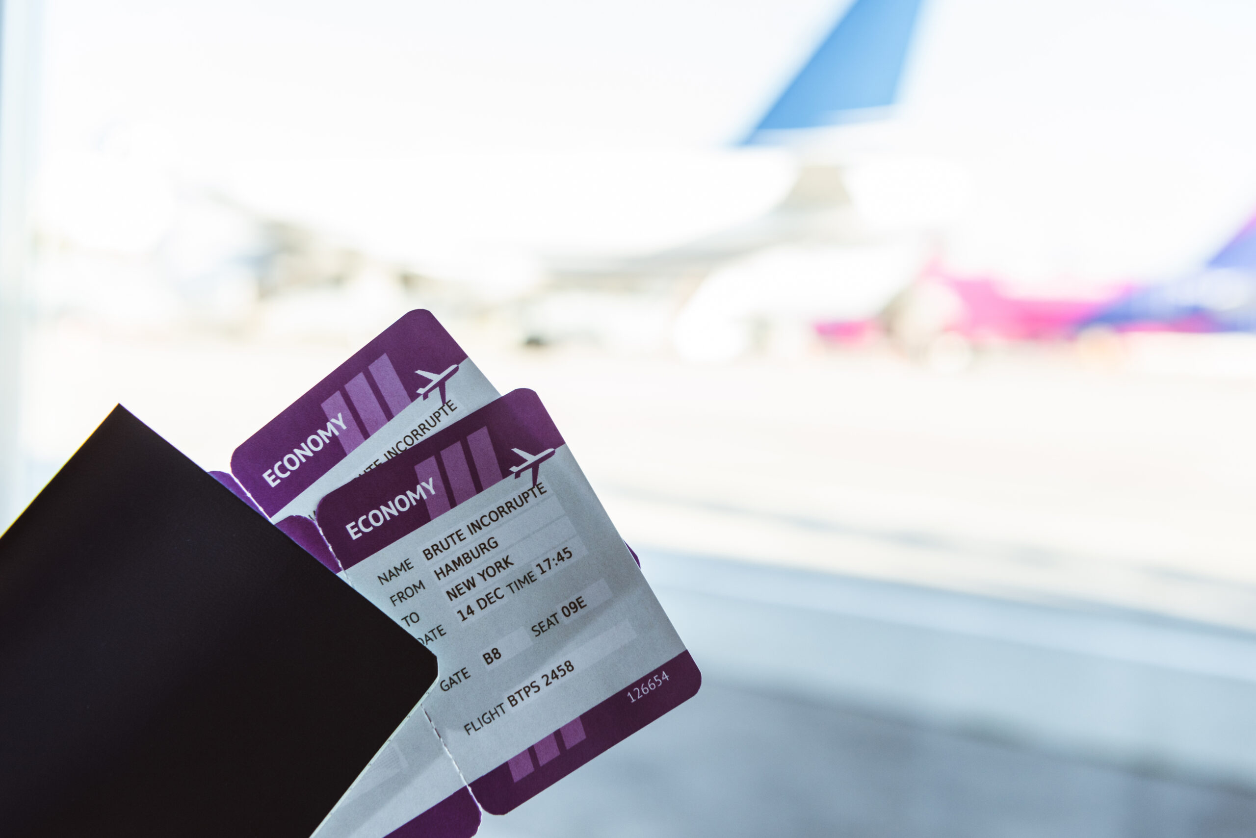 Twee vliegtickets en een reistas in een luchthaven, geboekt via vlucht-ticket.nl