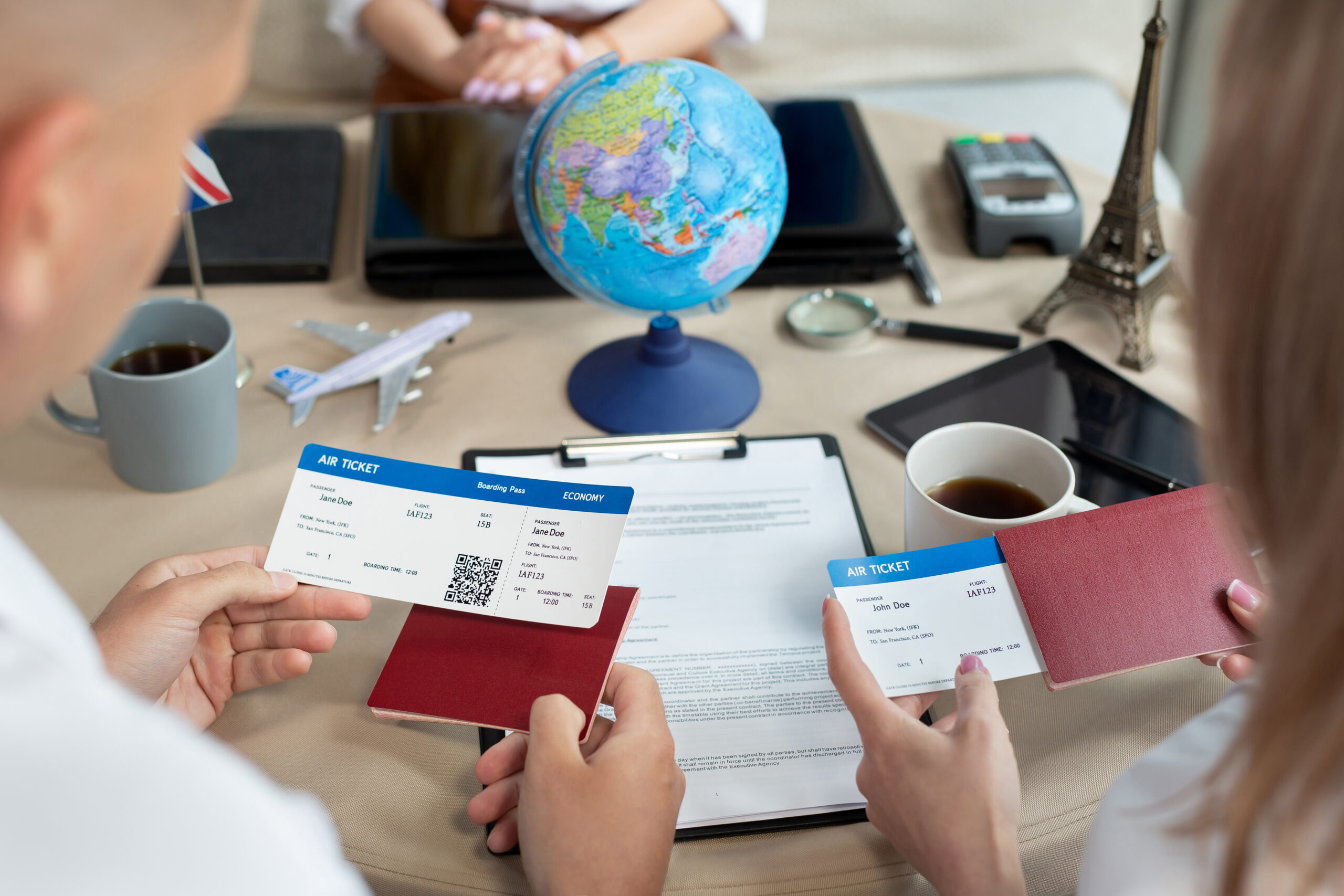Twee reizigers houden paspoorten en vliegtickets vast, klaar om te vertrekken.