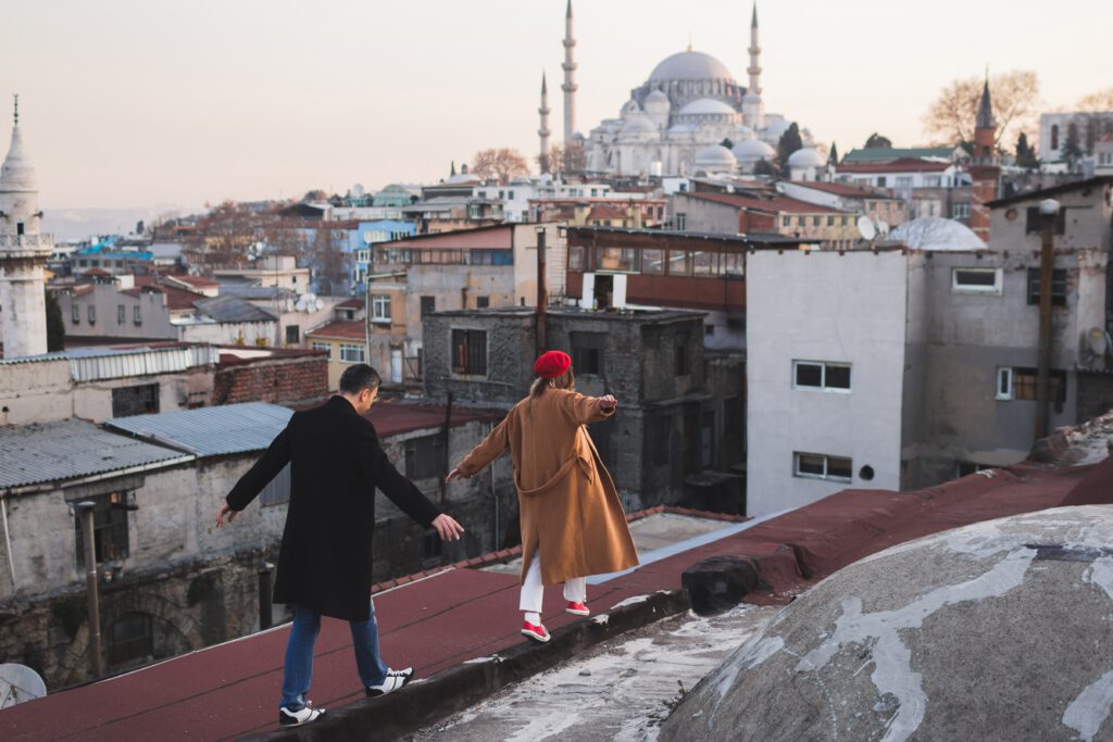 Een stel loopt op het dak van de Grand Bazaar in Istanbul met uitzicht op de Süleymaniye-moskee.