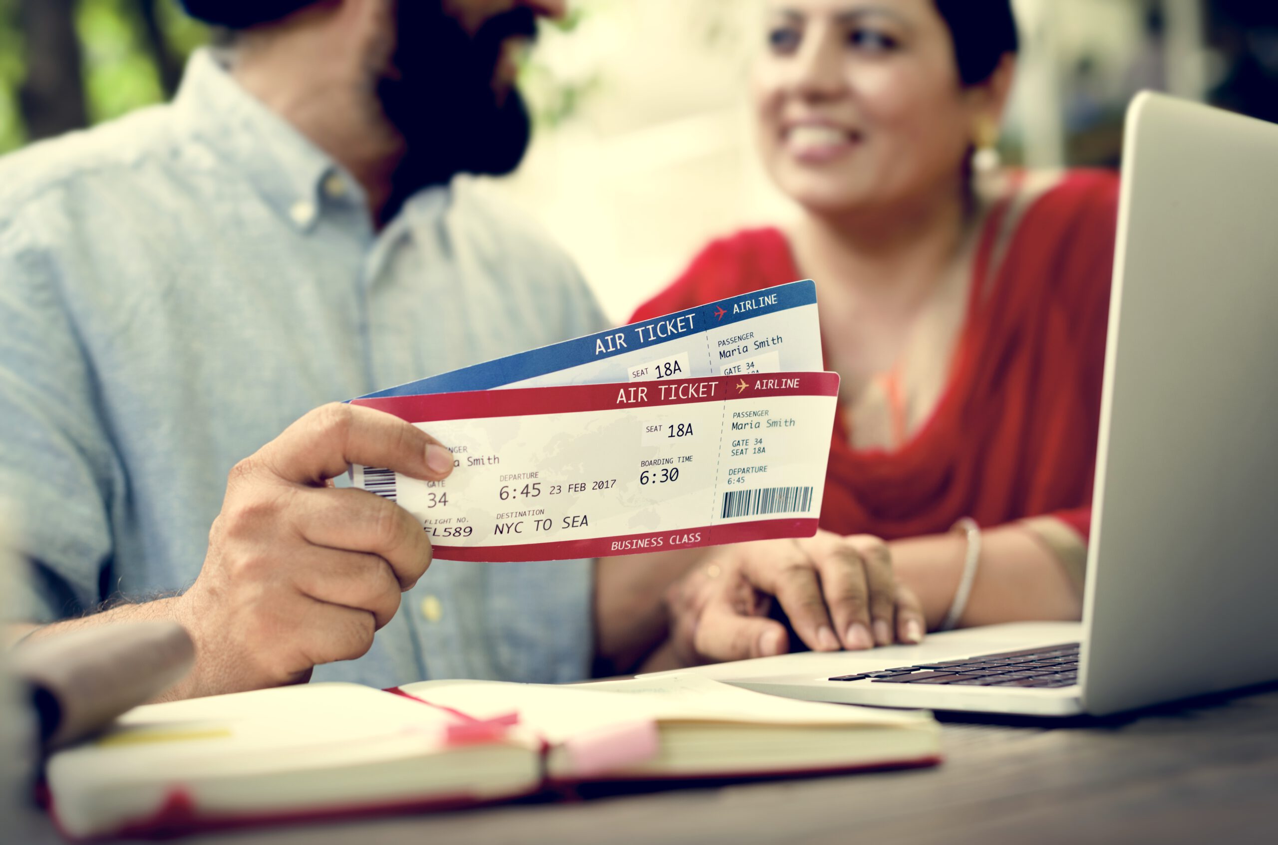 Een Indiaas koppel bespreekt hun vliegtickets, geboekt via vlucht-ticket.nl.