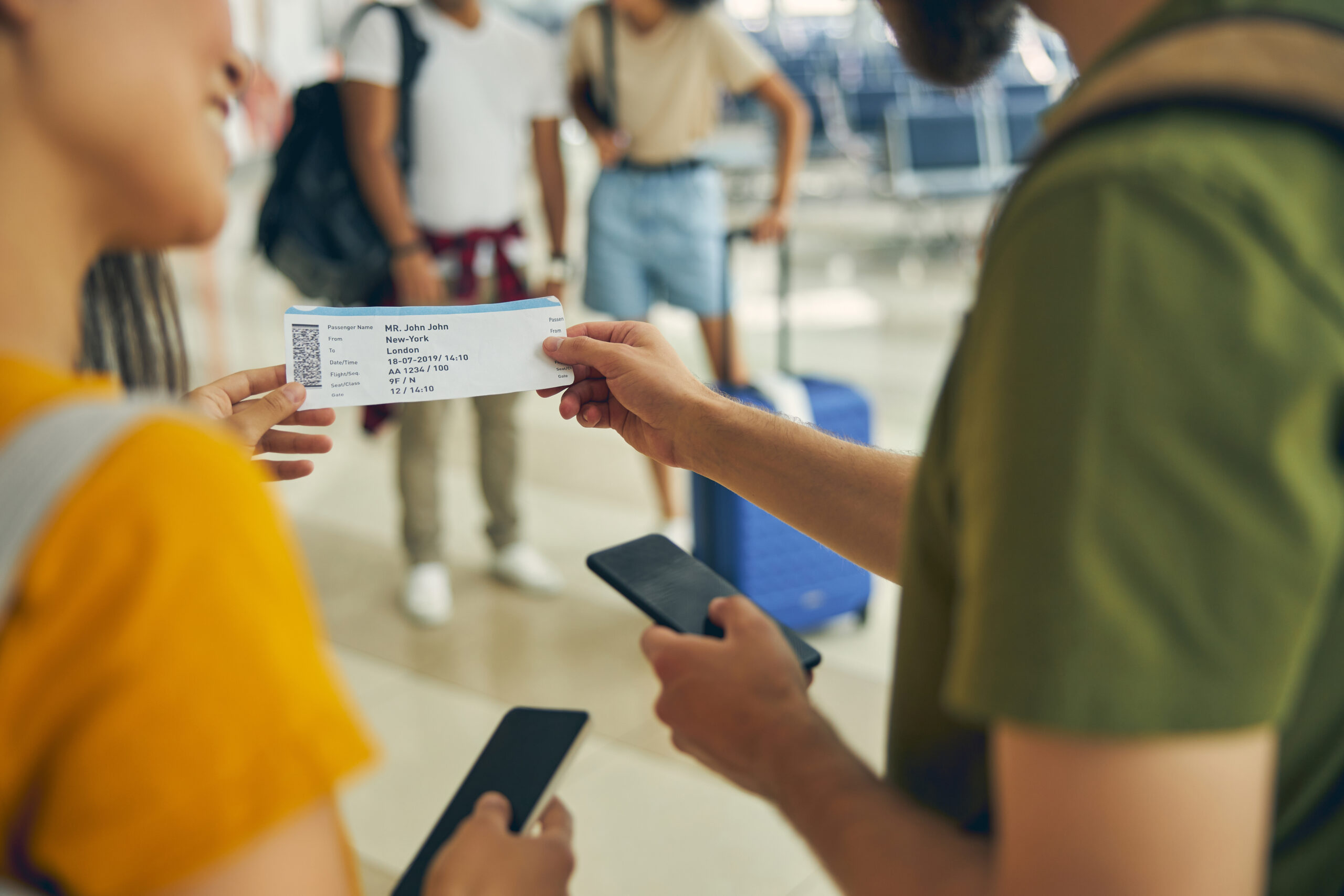 Een man toont zijn boardingpass in een luchthaven na het boeken van zijn ticket via vlucht-ticket.nl.