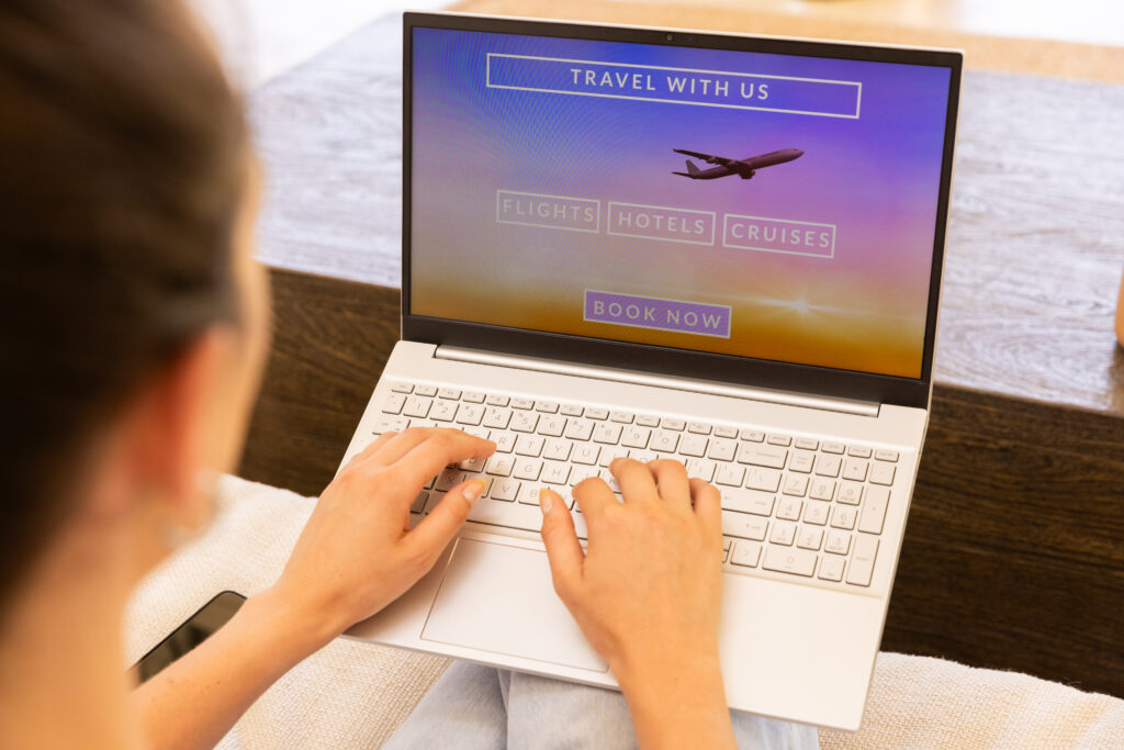 Een tevreden reiziger die een vliegticket boekt op een laptop of smartphone via Vlucht-Ticket.nl in plaats van Skyscanner