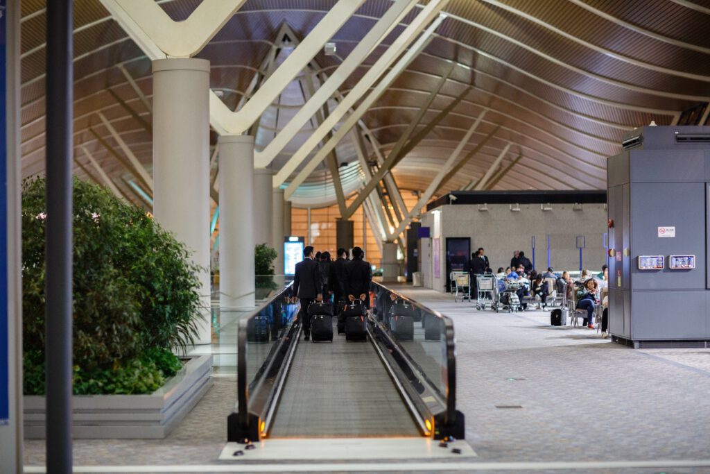 Luchtvaartpersoneel onderweg naar het vliegtuig op een moderne luchthaven, focus op betrouwbare en betaalbare vluchten via Vlucht-Ticket.nl.