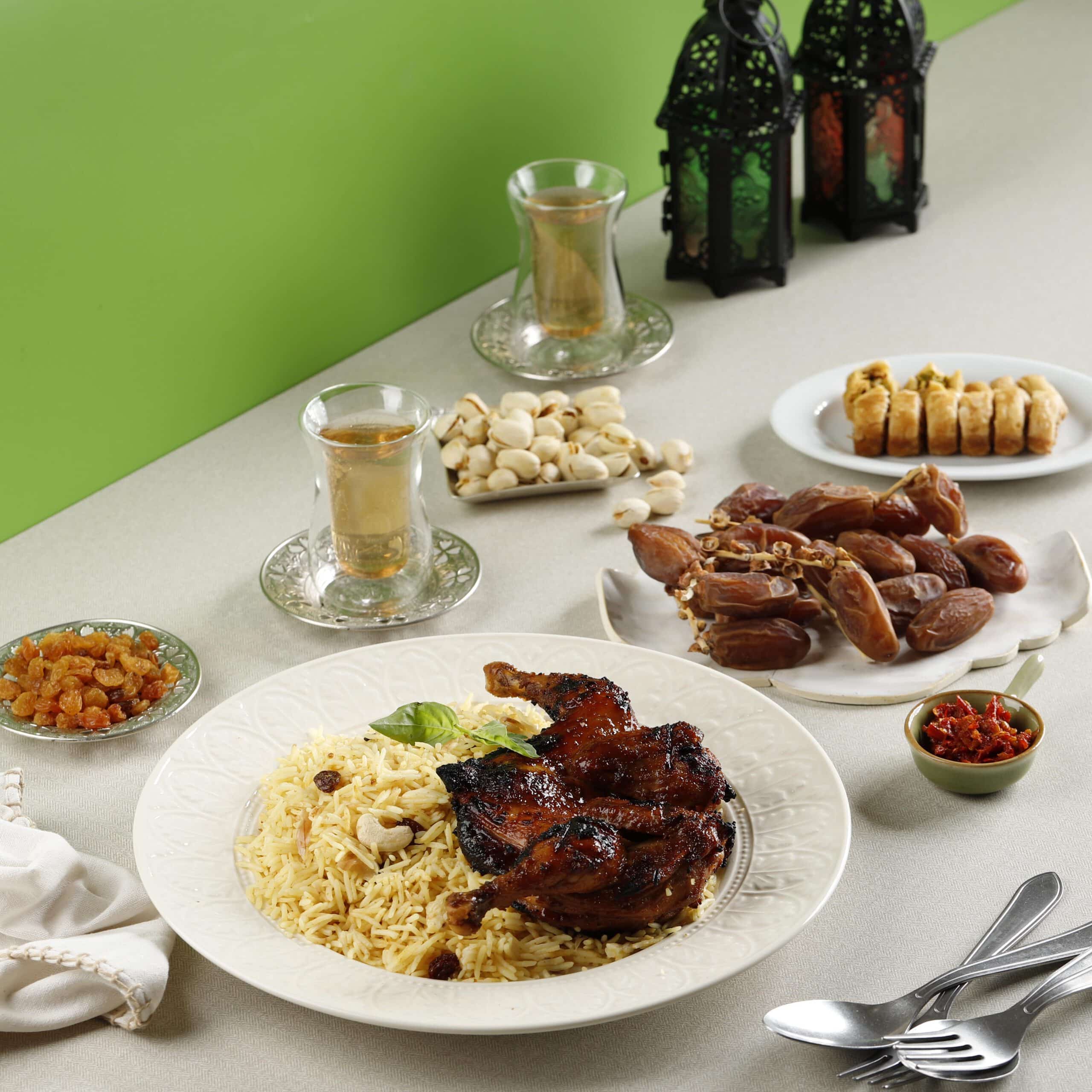 Traditioneel halal gerecht met kabsa-rijst, gegrilde kip, dadels en Turkse baklava, geserveerd met Arabische thee. Perfect voor moslimreizigers. Boek jouw halal hotel via vlucht-ticket.nl / hotels.