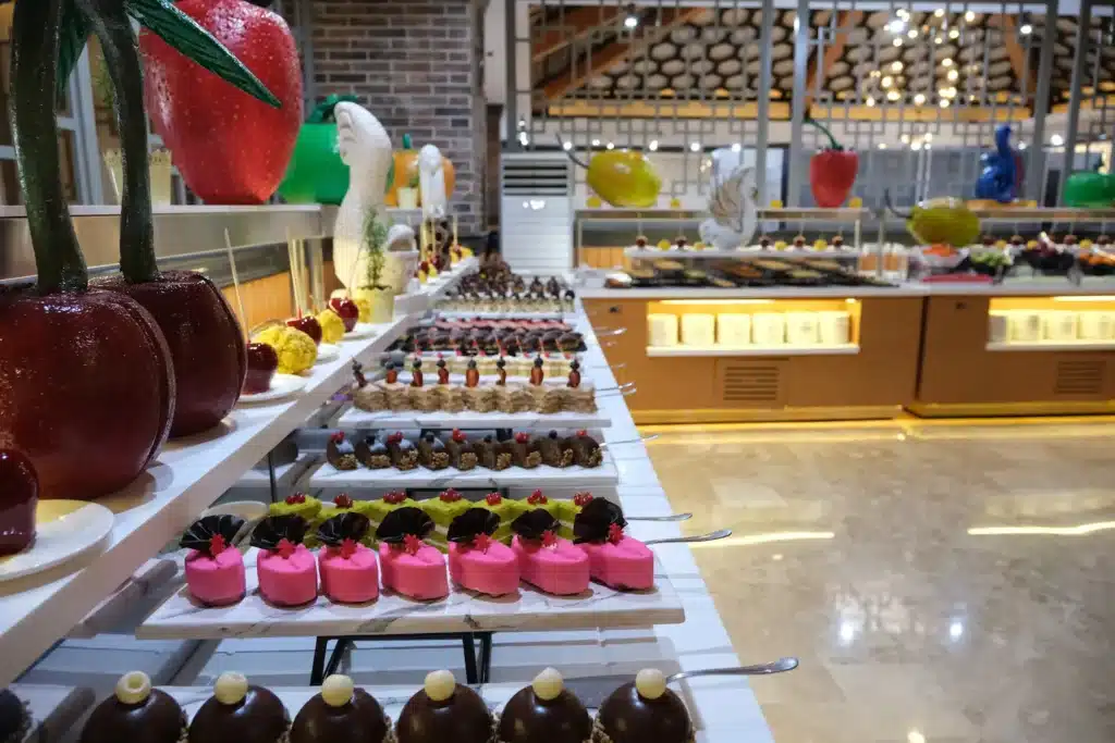 Halal dessertbuffet met kleurrijke toetjes in Selge Beach Resort & Spa Turkije