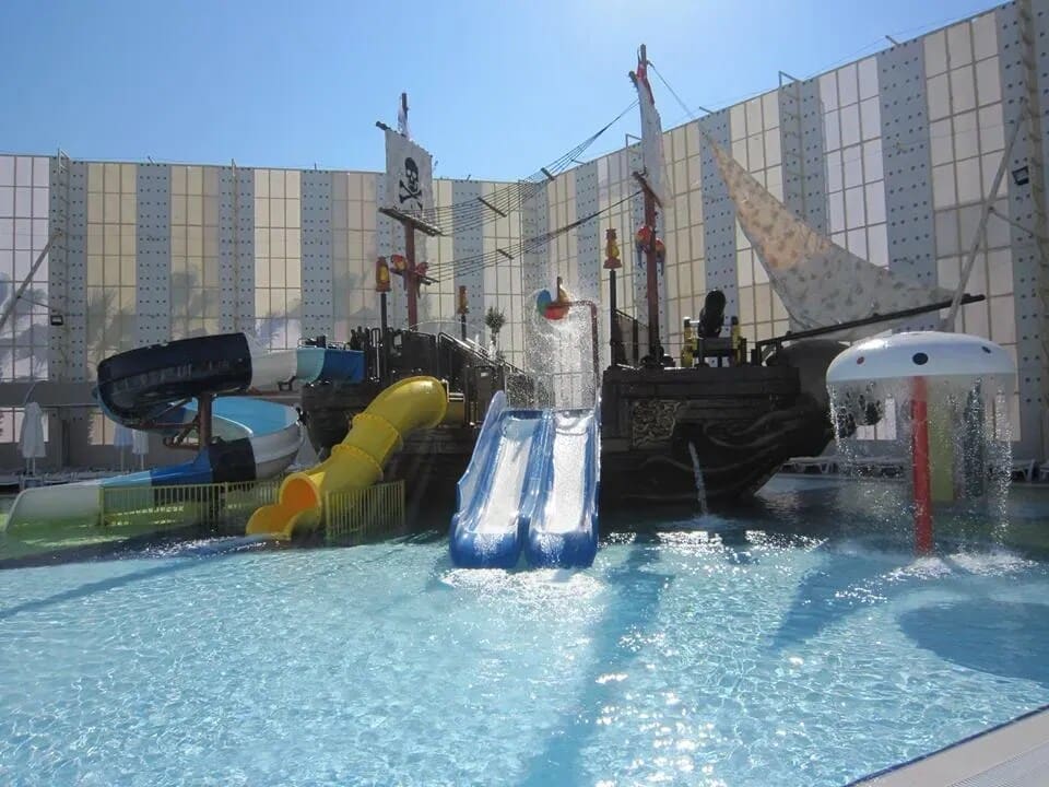 Indoor waterpark met piratenschip en kleurrijke glijbanen in halal hotel Selge Beach Resort Turkije
