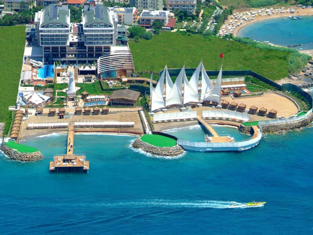 Luchtfoto van Adenya Hotel & Resort, een halal-gecertificeerd resort met privéstranden en luxe voorzieningen in Antalya.