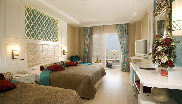 Luxe hotelkamer in Adenya Hotel & Resort met halal-minibar en balkon met zeezicht.