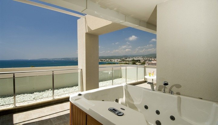Privé jacuzzi met zeezicht in Adenya Hotel & Resort, een luxe halal-gecertificeerd resort in Antalya.
