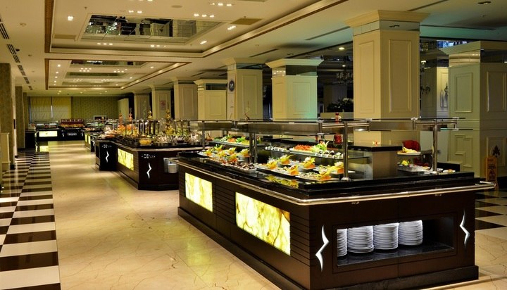 Buffetrestaurant in Adenya Hotel & Resort met halal-gecertificeerde gerechten en een alcoholvrije omgeving.