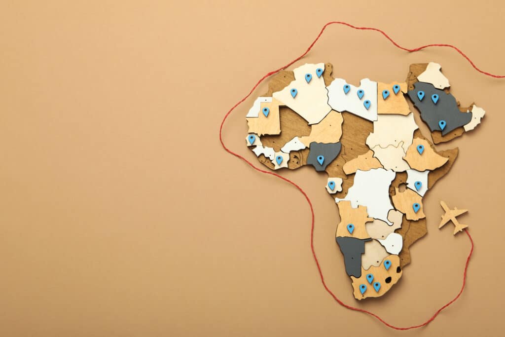 Houten kaart van Afrika met reisbestemmingen – Vergelijk vliegtickets naar Afrika en bespaar op jouw vlucht op Vlucht-Ticket.nl.