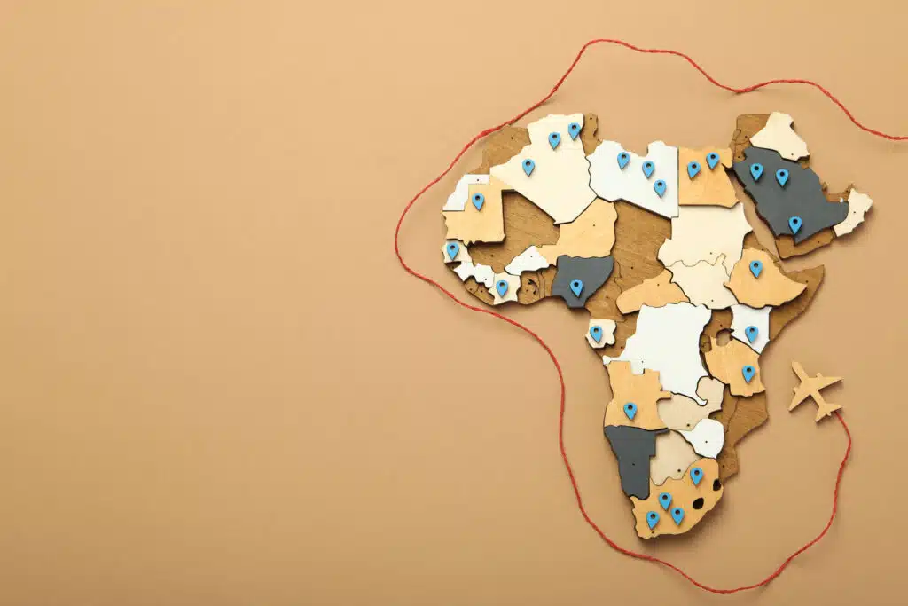 Houten kaart van Afrika met reisbestemmingen – Vergelijk vliegtickets naar Afrika en bespaar op jouw vlucht op Vlucht-Ticket.nl.
