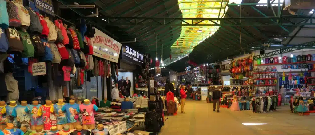 Overdekte bazaar in Manavgat met kleurrijke kledingwinkels en lokale producten, populair bij bezoekers van Selge Beach Resort & Spa.