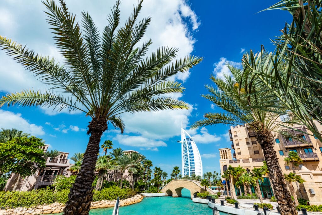 Luxe halal hotel in Dubai met uitzicht op Burj Al Arab en turquoise waterkanalen
