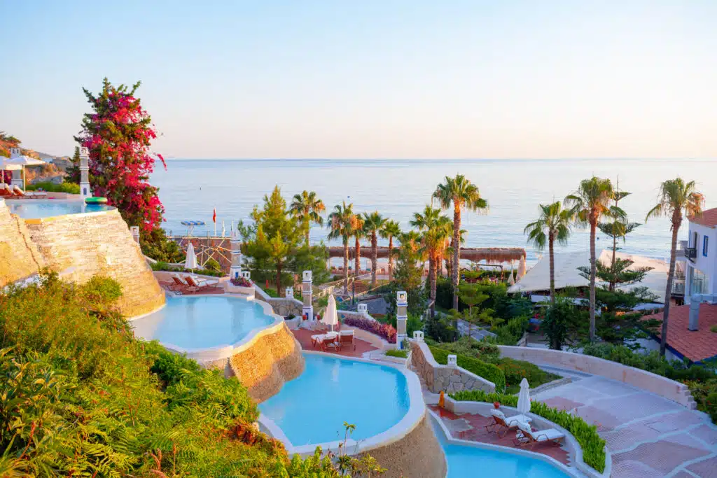 Luxe halal hotel in Antalya met gescheiden zwembaden en prachtig uitzicht op zee.
