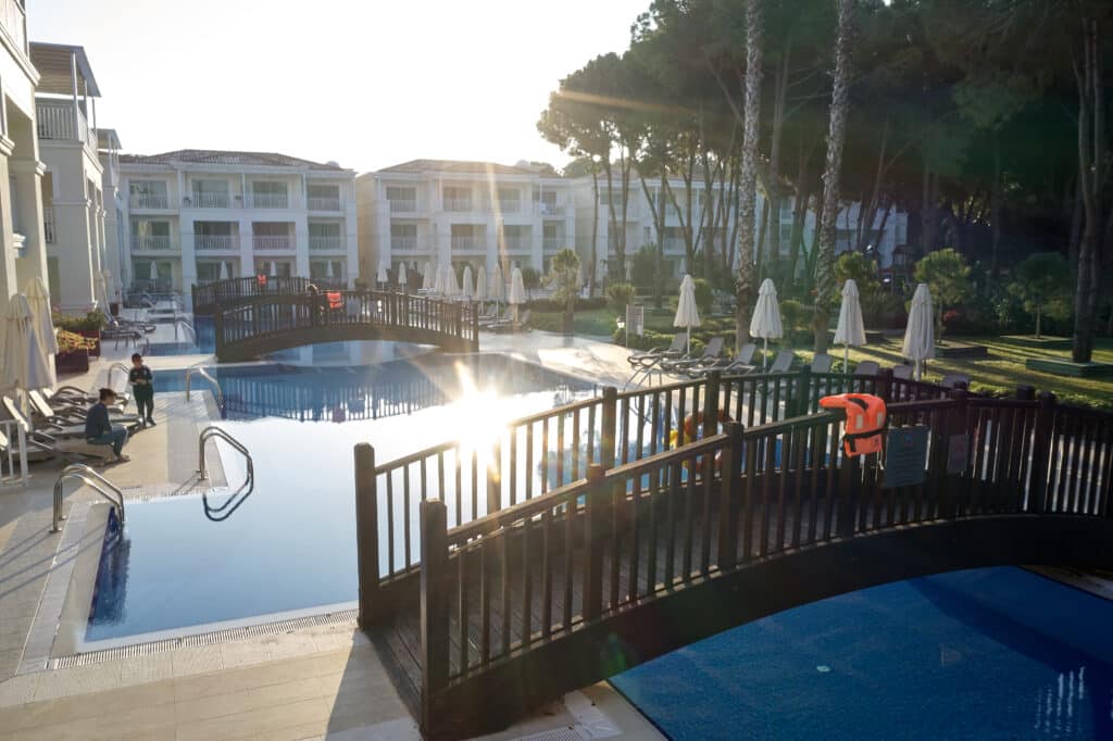 Luxe halal resort met privézwembad en gescheiden faciliteiten in Turkije, ontworpen voor moslimreizigers die waarde hechten aan privacy en veiligheid.