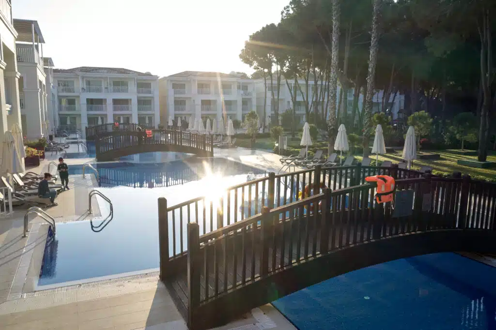 Luxe halal resort met privézwembad en gescheiden faciliteiten in Turkije, ontworpen voor moslimreizigers die waarde hechten aan privacy en veiligheid.