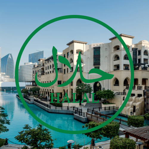 Halal-gecertificeerd luxe hotel met traditioneel Arabisch ontwerp en moderne skyline op de achtergrond, met het logo van halal-certificering. Boek halal hotels via Vlucht-Ticket.nl.