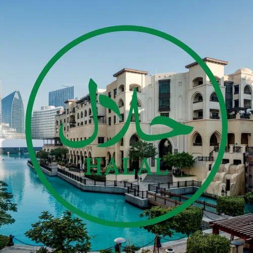 Halal-gecertificeerd luxe hotel met traditioneel Arabisch ontwerp en moderne skyline op de achtergrond, met het logo van halal-certificering. Boek halal hotels via Vlucht-Ticket.nl.
