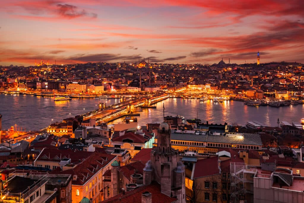 Panoramisch uitzicht op Istanbul bij zonsondergang – ontdek de beste halal hotels in Istanbul met Vlucht-Ticket.nl