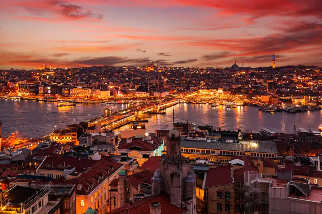 Panoramisch uitzicht op Istanbul bij zonsondergang – ontdek de beste halal hotels in Istanbul met Vlucht-Ticket.nl