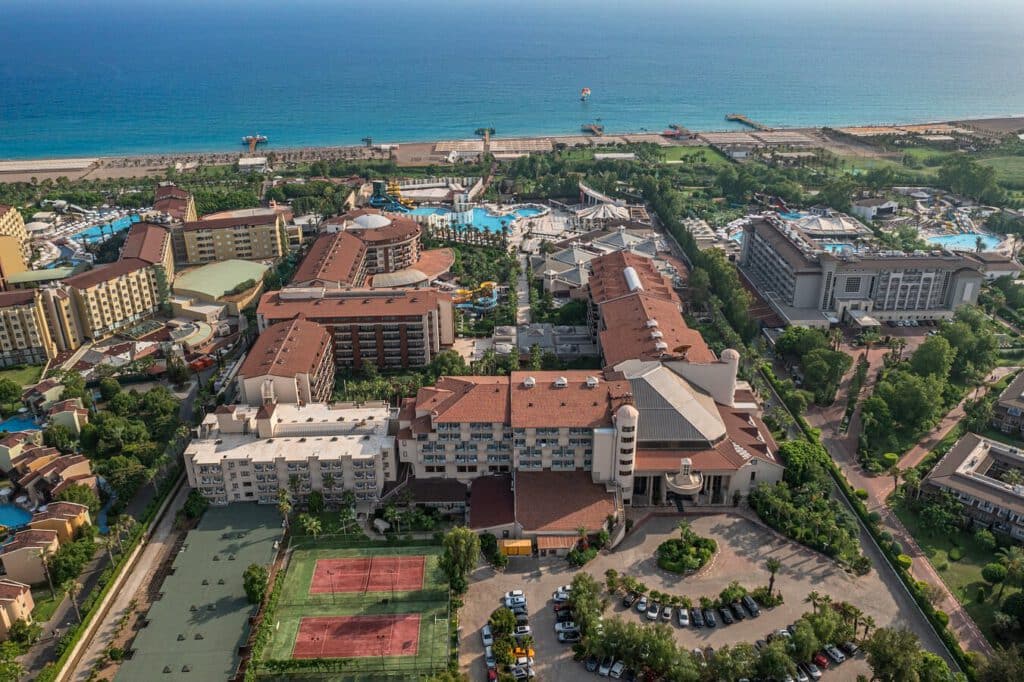 Luchtfoto van Selge Beach Resort & Spa, een halal all-inclusive hotel in Manavgat, direct aan het strand in Turkije.
