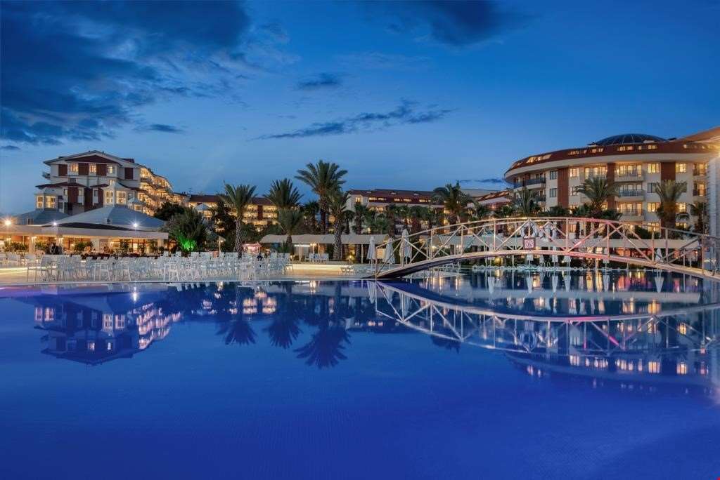 Luxe halal hotel in Turkije met verlicht zwembad bij zonsondergang