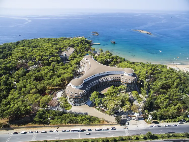 Unieke architectuur van Wome Deluxe Resort omringd door natuur en zee