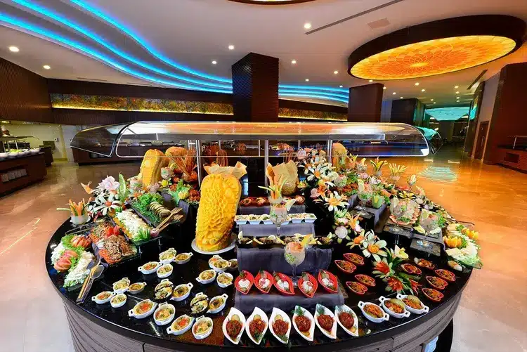 Luxe halal buffet met kleurrijke gerechten en fruitdecoraties in Wome Deluxe Hotel
