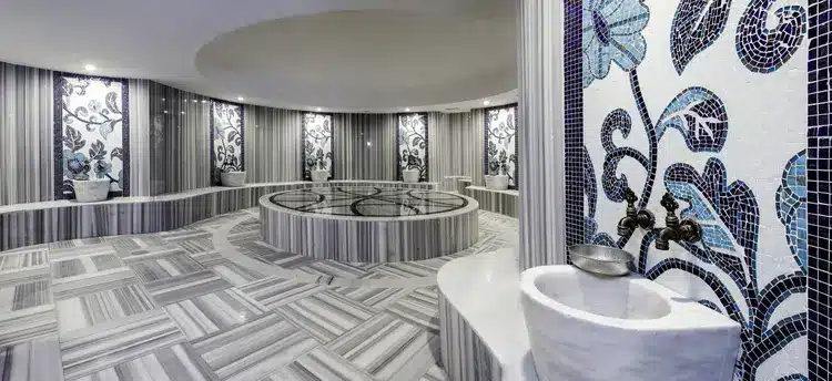 Traditioneel Turks bad (hamam) met marmeren interieur en mozaïekwanden in halal hotel