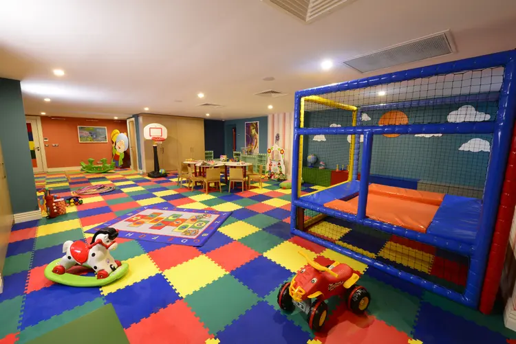 Overdekte kleurrijke speelkamer voor kinderen met educatief en actief speelgoed