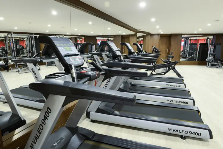 Fitnessruimte in Selge Beach Resort & SPA met moderne cardioapparatuur en spiegels