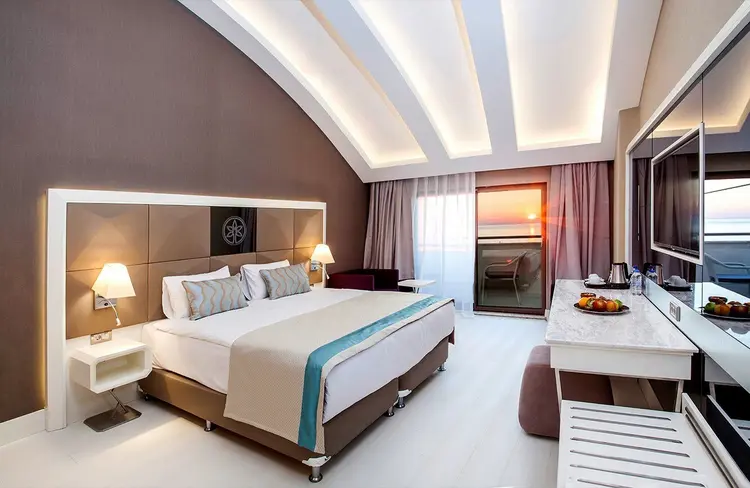Stijlvolle halal hotelkamer met zeezicht bij zonsondergang in Wome Deluxe Resort