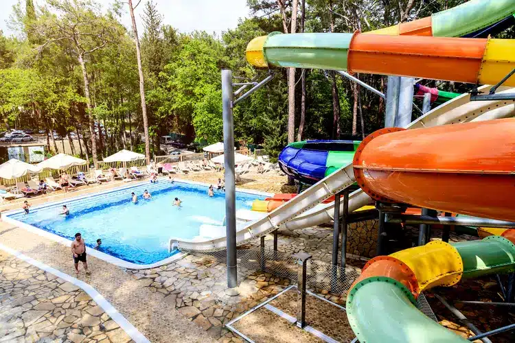 Grote waterglijbanen en zwembad in het gemengde gedeelte van Wome Deluxe Hotel