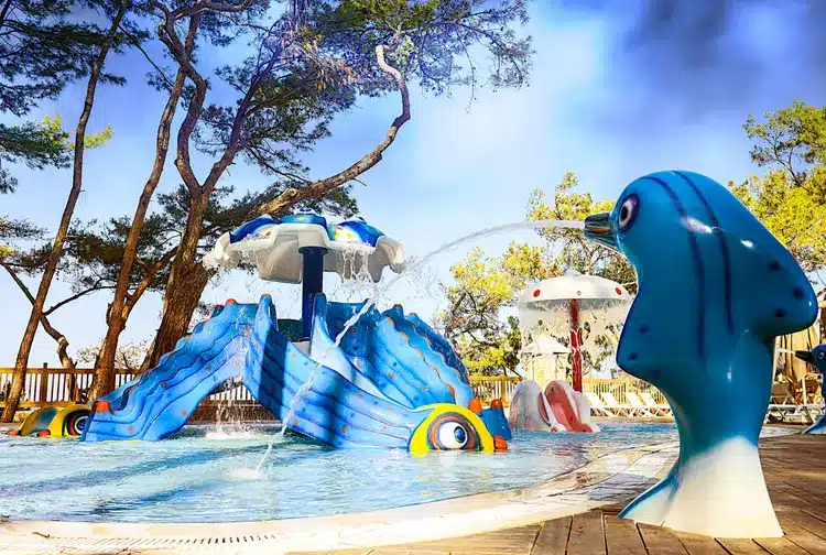 Kinderzwembad met waterglijbanen in dierenthema bij Wome Deluxe