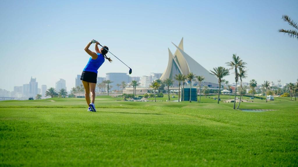 Vrouw speelt golf op Dubai Creek Golf & Yacht Club bij Park Hyatt Dubai
