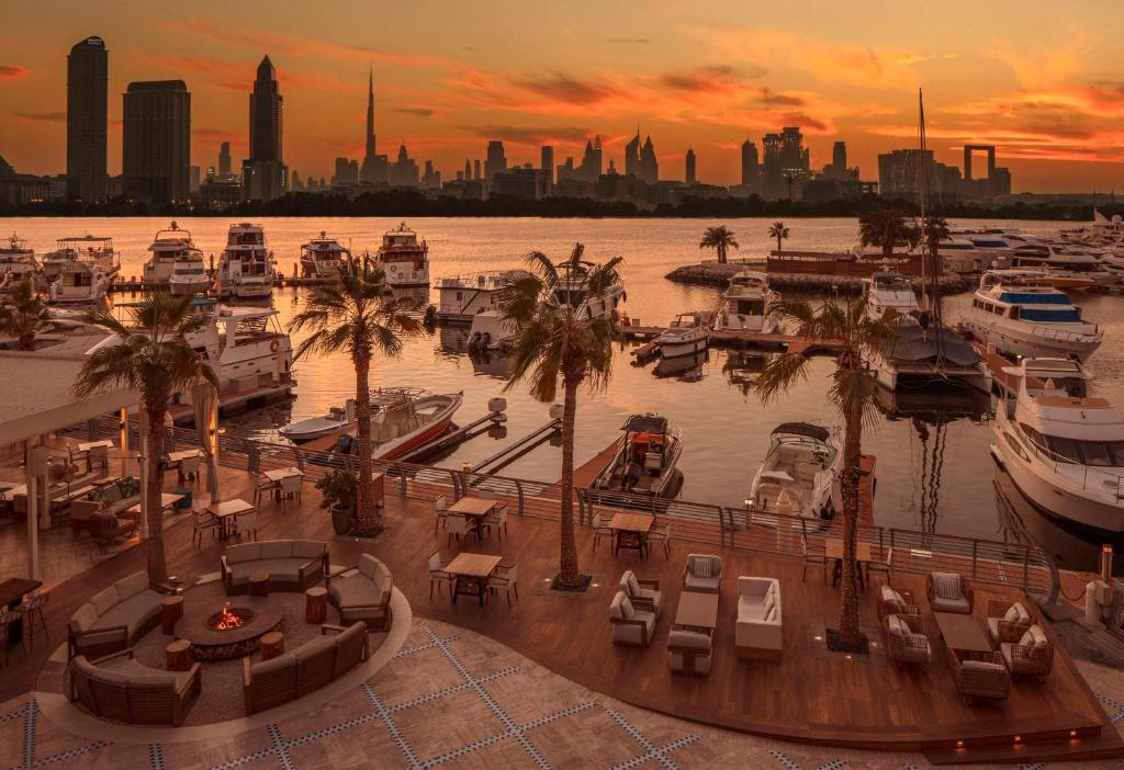 Zonsondergang over Dubai Creek bij Park Hyatt Dubai jachthaven