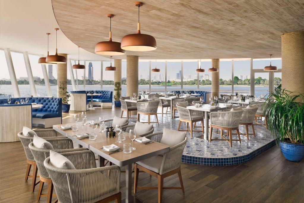 Halalvriendelijk restaurant Park Hyatt Dubai met uitzicht over het water