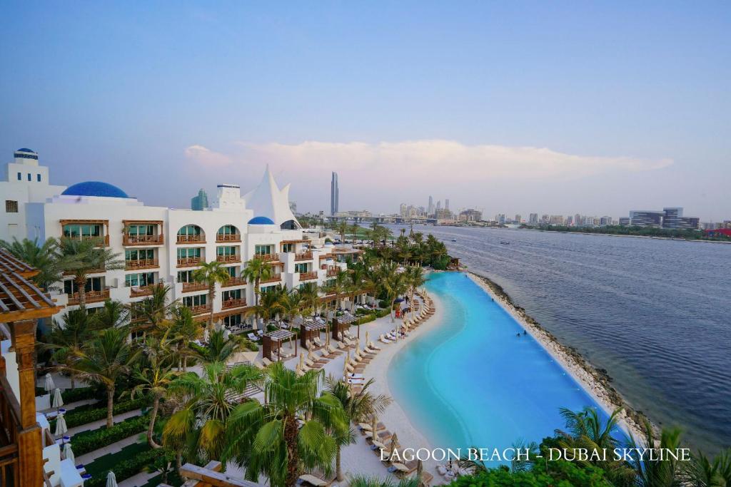 Lagoon Beach van Park Hyatt Dubai met uitzicht op skyline