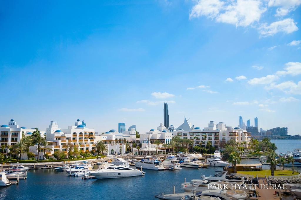 Park Hyatt Dubai marina vol jachten met witte gevels