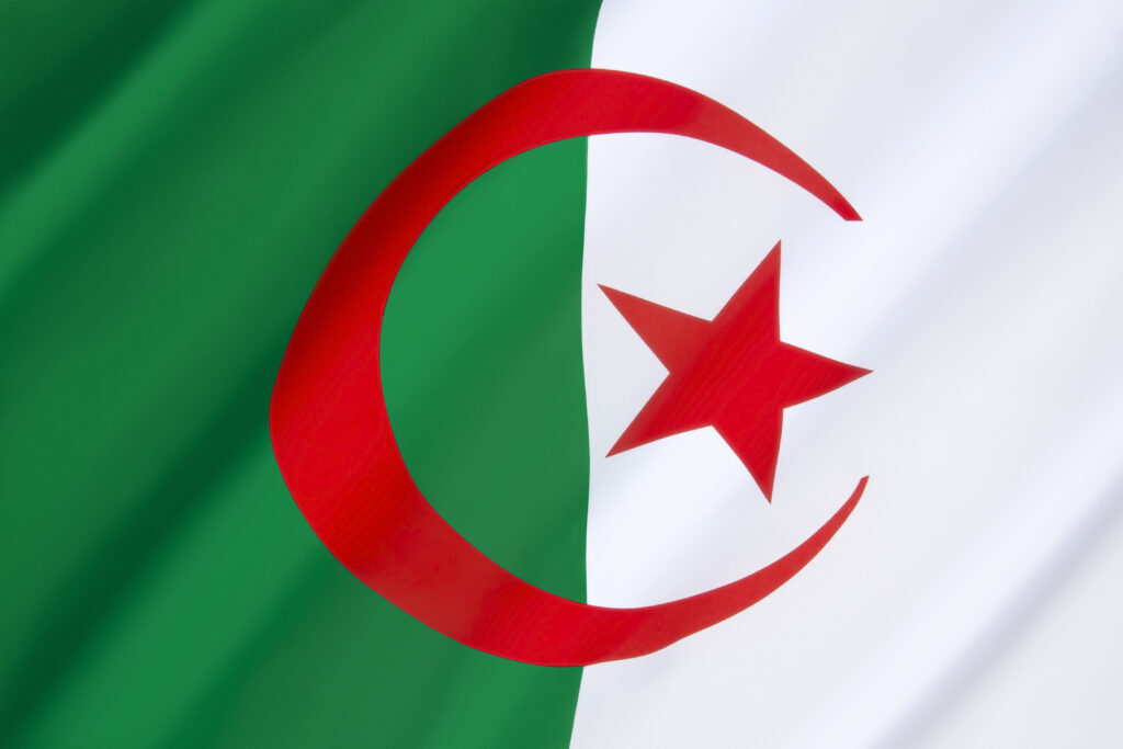 Vlag van Algerije met groene, witte en rode kleuren – symbool van vrijheid en onafhankelijkheid
