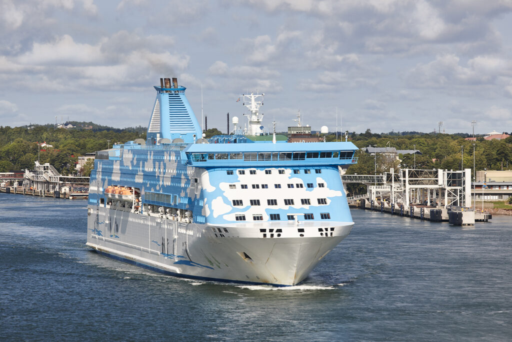 Ferry met wolkenontwerp arriveert in haven, klaar voor overtocht naar Noord-Afrika