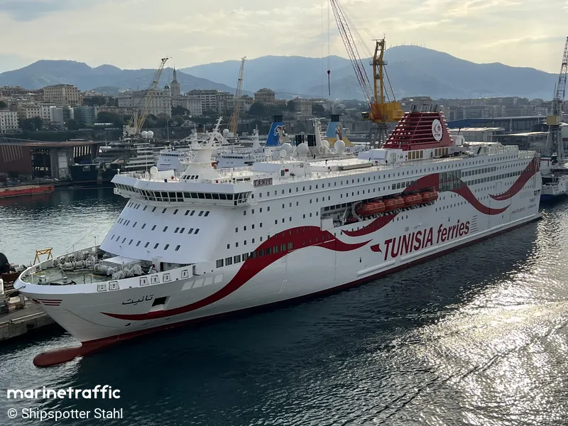 Veerboot van Tunisia Ferries aangemeerd in Europese haven voor overtocht naar Tunesië