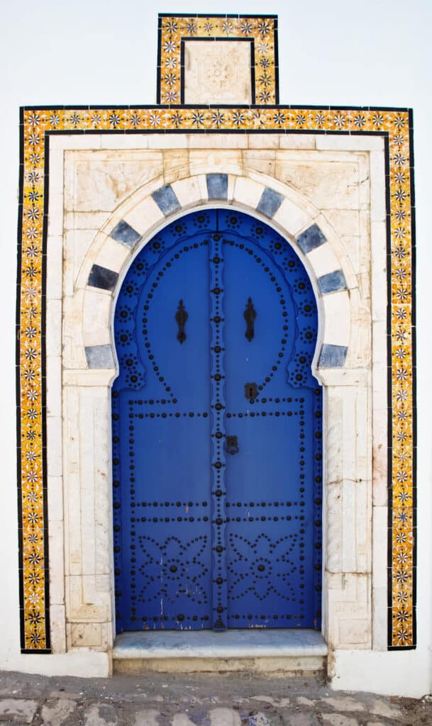 Traditionele blauwe deur in Sidi Bou Said met mozaïekdetails – vliegtickets bestemming Tunesië