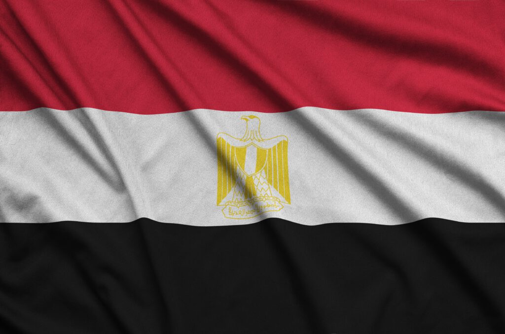 Egyptische vlag wapperend in de wind – vliegtickets bestemming Egypte