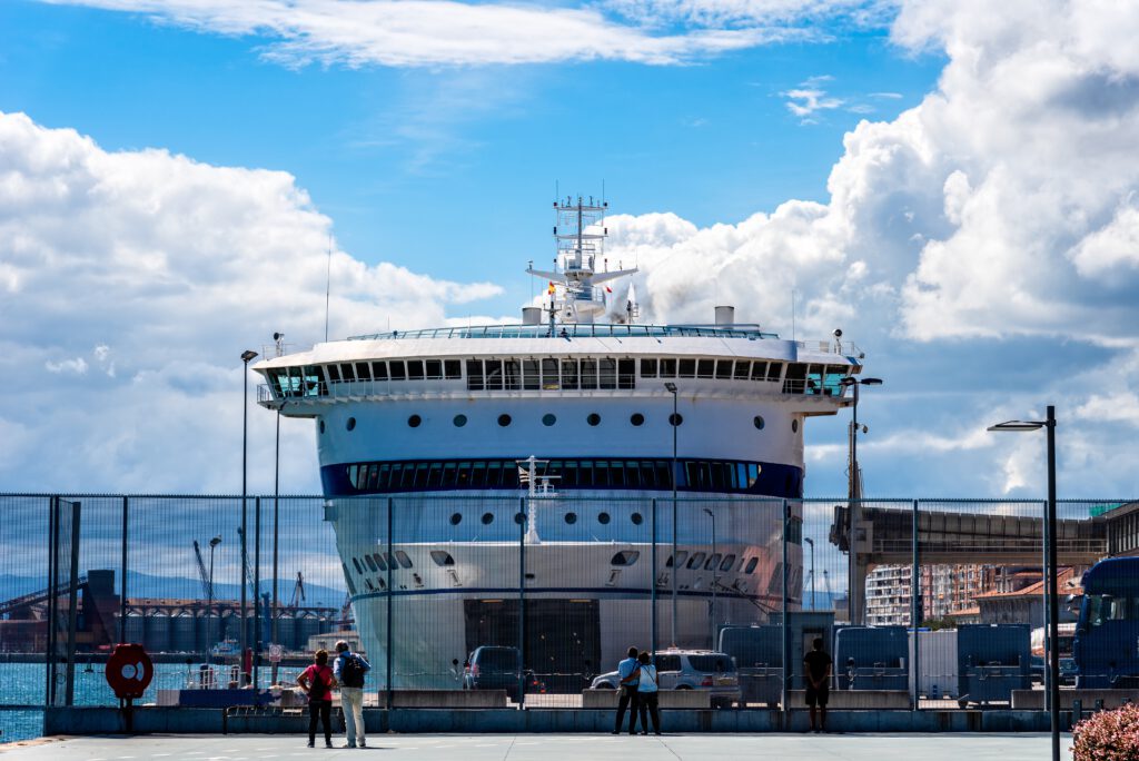 Ferry klaar voor vertrek in haven, voertuigen worden geladen voor overtocht naar Tunesië