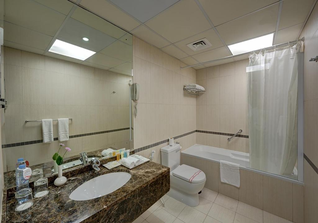 Moderne badkamer met ligbad in Marina Hotel Apartments Dubai