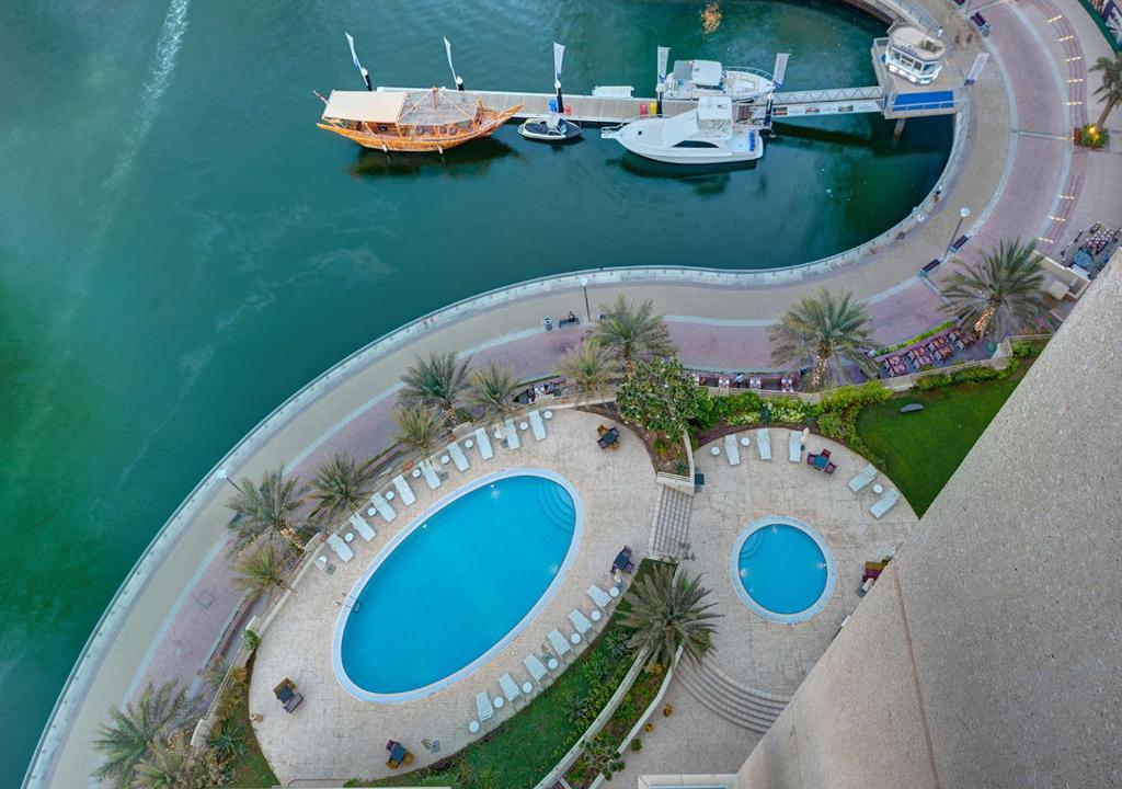 Zwembad en uitzicht op Dubai Marina vanaf Marina Hotel Apartments