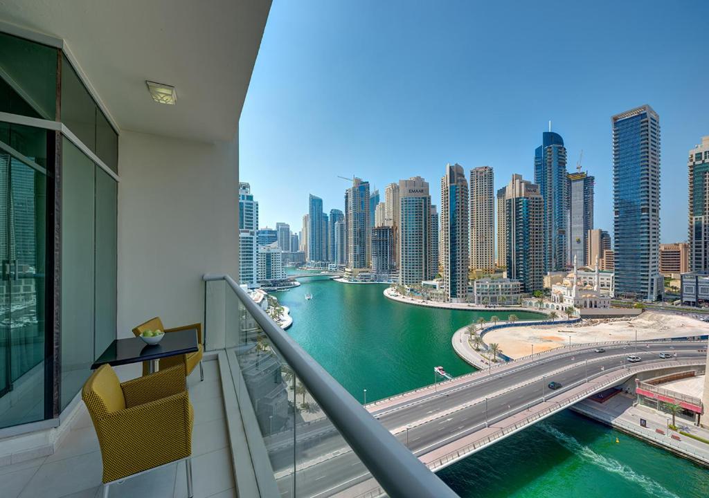 Balkon met uitzicht over Dubai Marina vanaf Marina Hotel Apartments