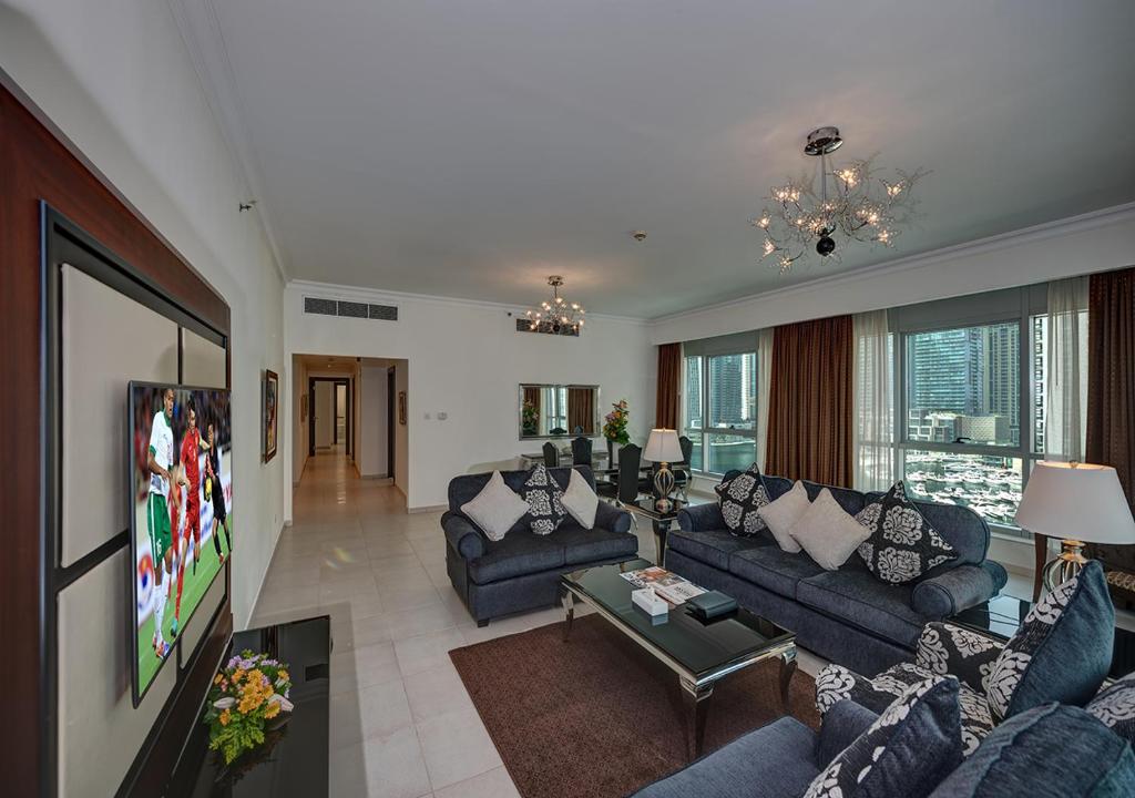 Gezellige zithoek met televisie in Marina Hotel Apartments Dubai